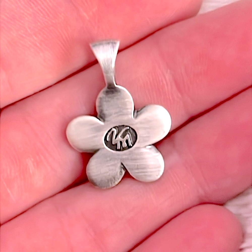 NWT 🌺 VM -WATERPROOF SILVER STAINLESS STEEL FLOWER PENDANT SLIDE w/BLUE CRYSTALS - Picture 4 of 8